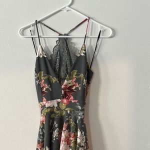 Pretty summer dress with flower print open back